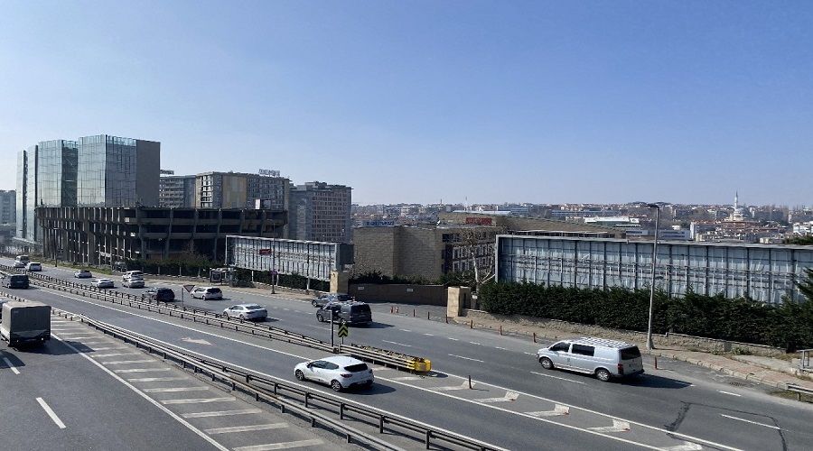 E-5 kenarında 31 yıldır bitmeyen inşaat