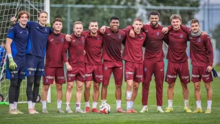 Edin Visca, genç oyunculara rehberlik ediyor