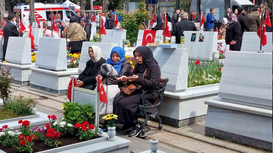 Edirnekapı Şehitliği'nde buruk bayram