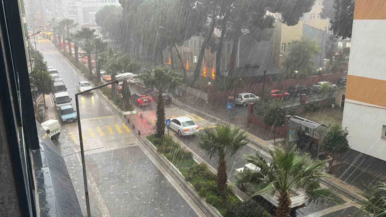 Edremit'te kuvvetli sağanak yağış etkili oluyor