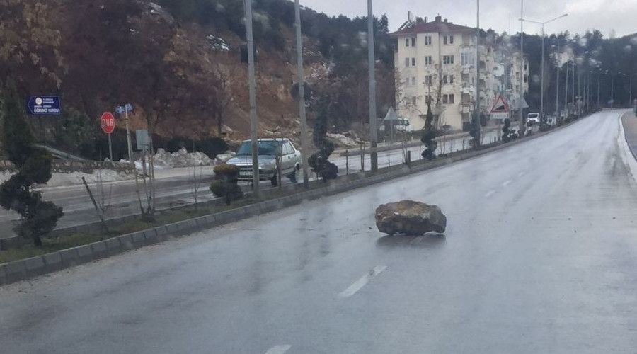 E�irdir'de anayola d��en kaya par�as� korkuttu