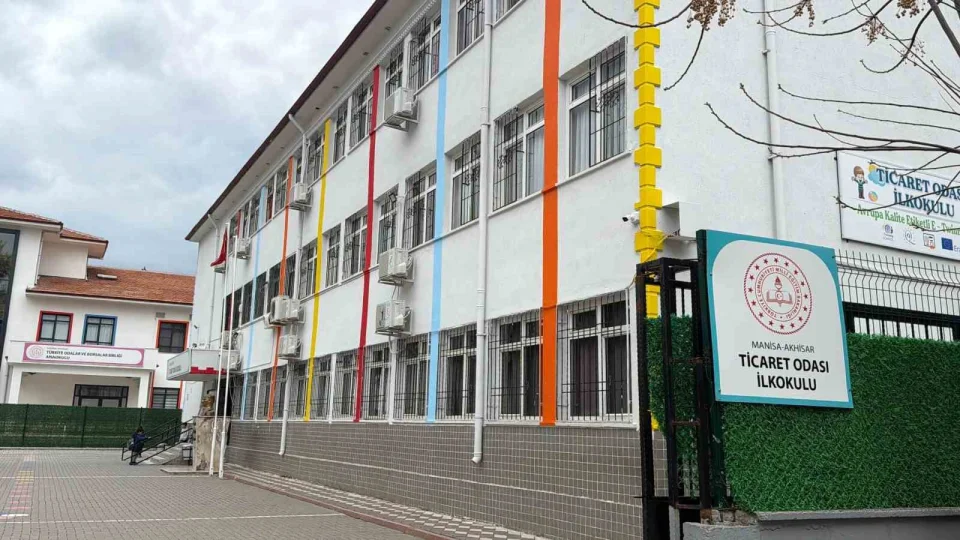 Eğitimde çağ atladığımı şu günlerde sınıfın düşen tavanı 3 öğrenciyi yaraladı