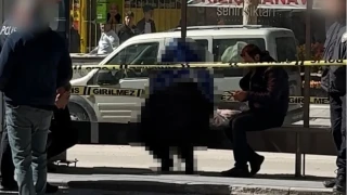 Ekmek almaya ��kt�, oturur vaziyette �l� bulundu
