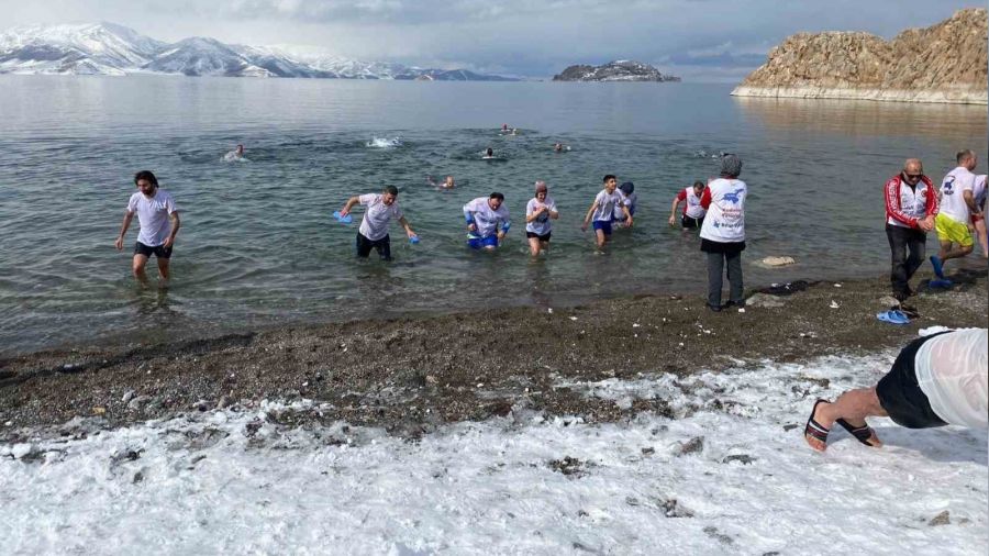 Eksi 5 derecede Van Gölü'ne girdiler
