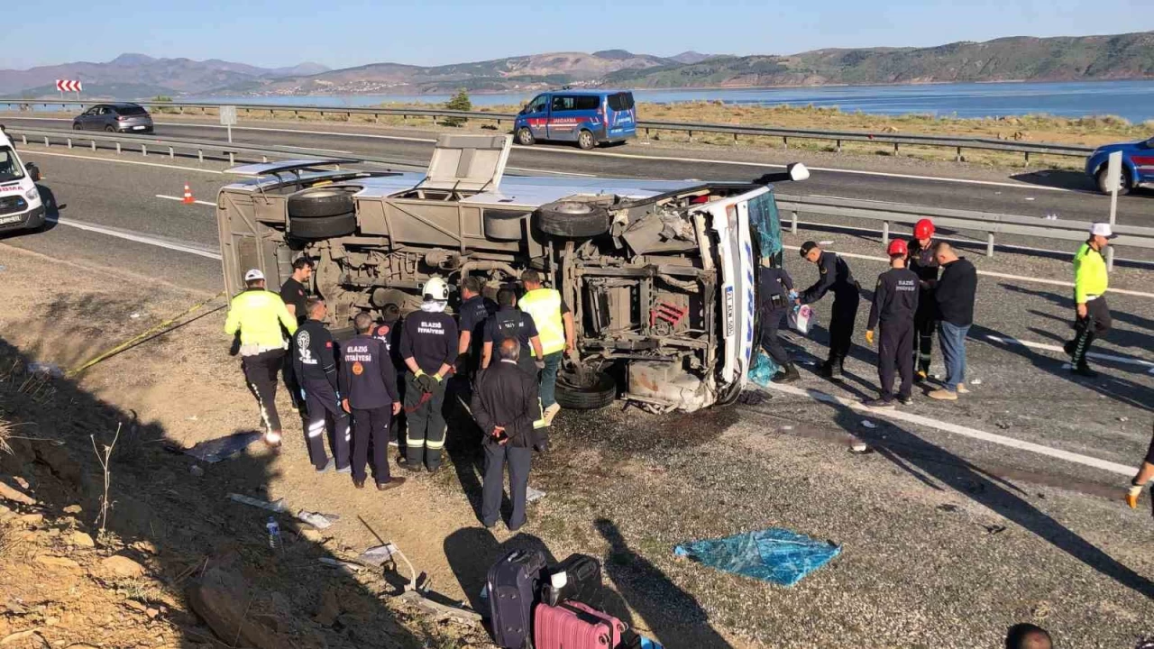 Elazığ'da yolcu midibüsü yan yattı: 25 yaralı