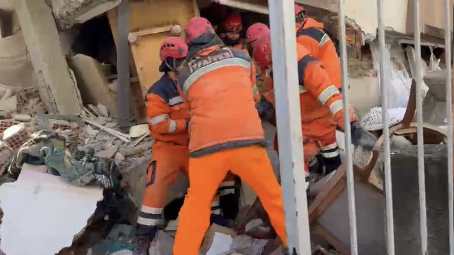 Elif'i kurtar�rken 4 ki�i daha kurtar�ld�