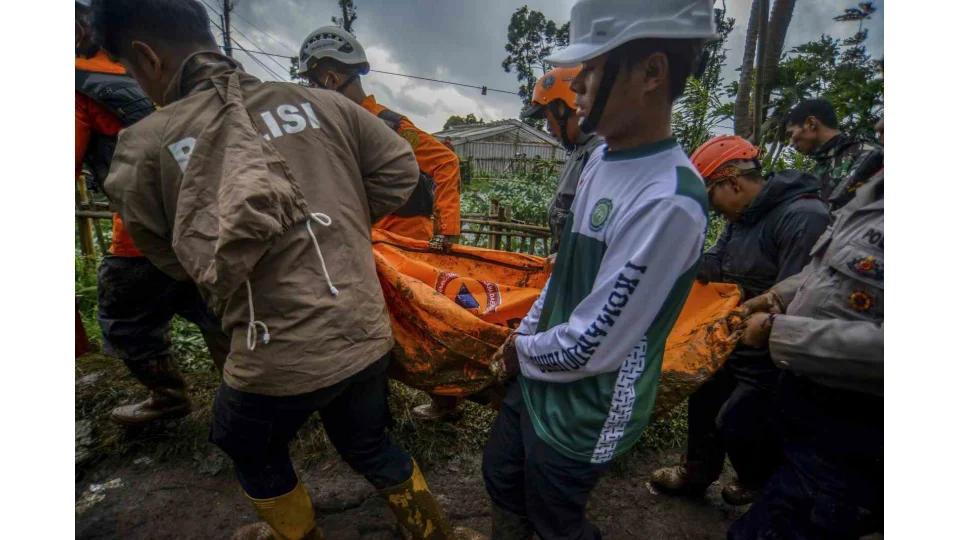 Endonezya'daki toprak kaymas�nda can kayb� 16'ya y�kseldi