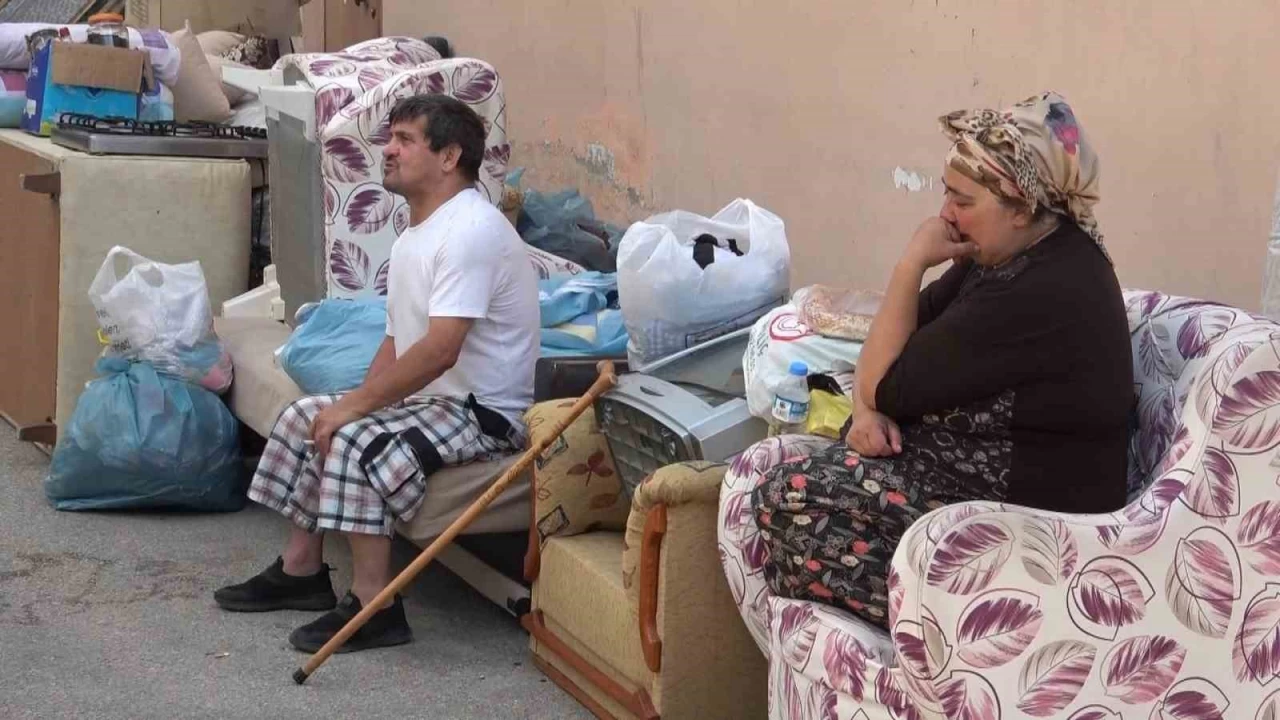 Engelli aile kira yznden sokaa atld