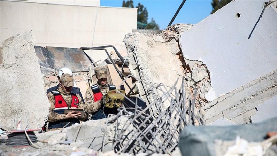 Enkaz altındakiler jandarmanın yer altı görüntüleme cihazıyla tespit ediliyor