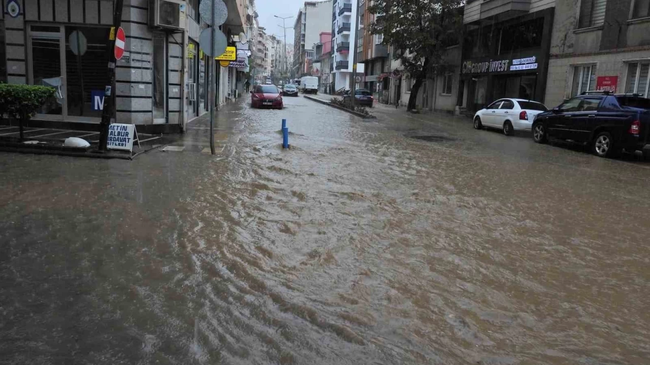 Erdek'te �iddetli ya��� hayat� fel� etti