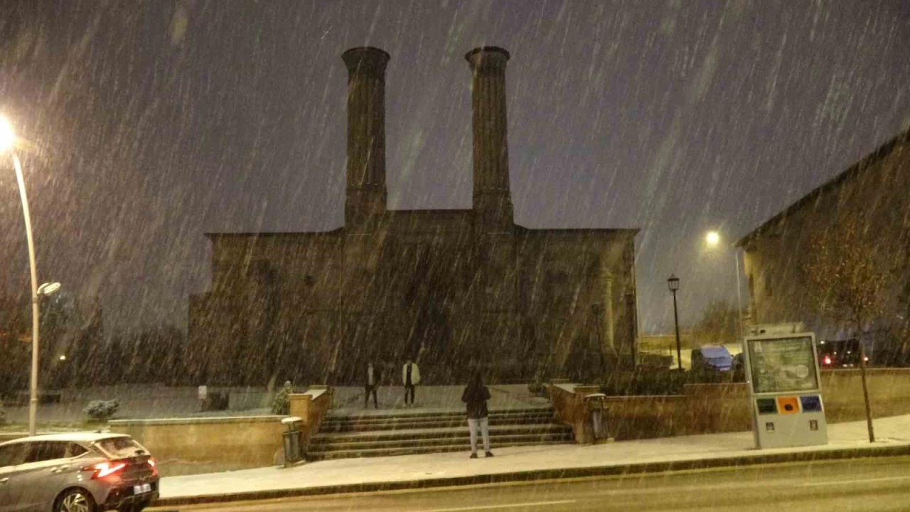 Erzurum'da beklenen kar ya���� ba�lad�