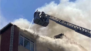 Esenler'de apartmanın çatısında çıkan yangın bitişiğindeki 2 binaya sıçradı