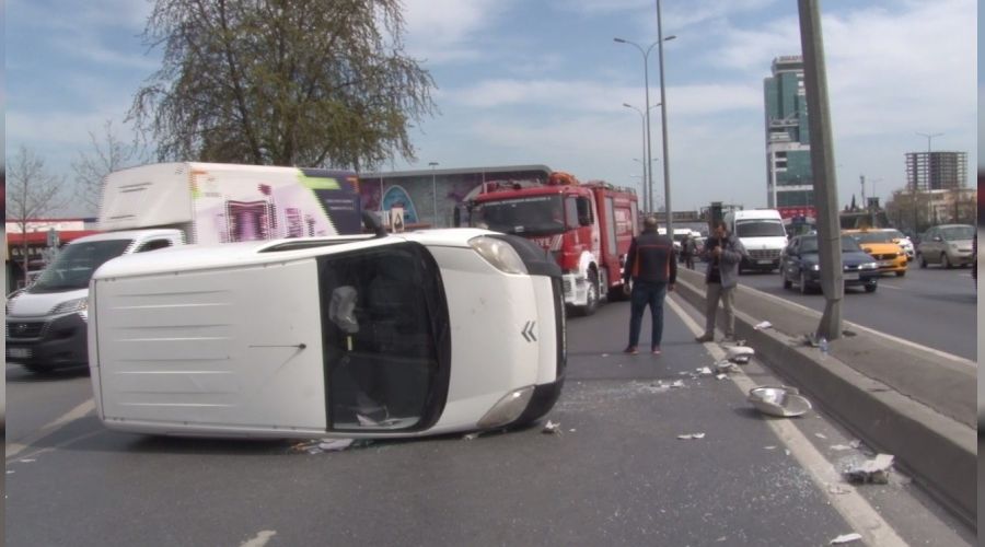 Esenyurt E-5 yan yolda trafi�i kilitleyen kaza