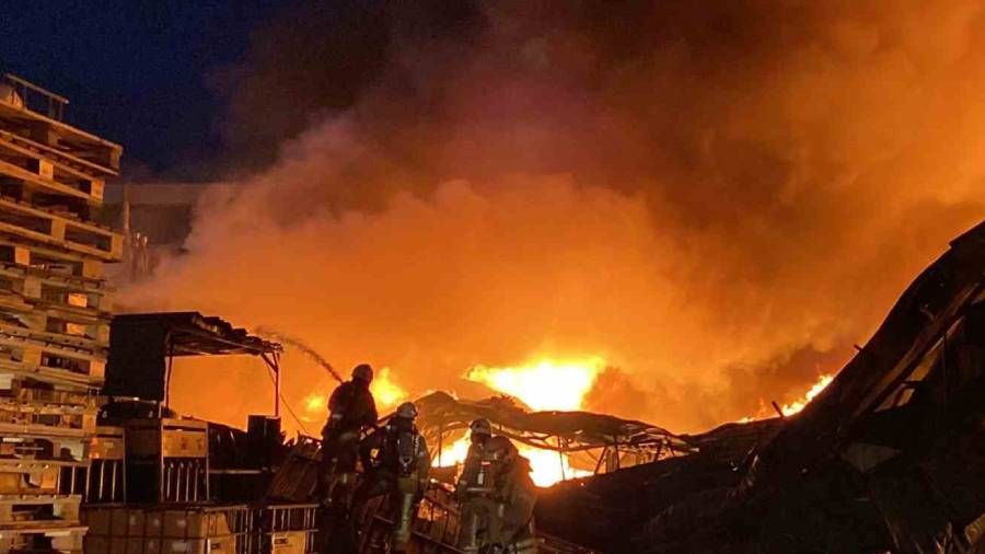 Esenyurt'ta kimyasal madde deposunda b�y�k yang�n