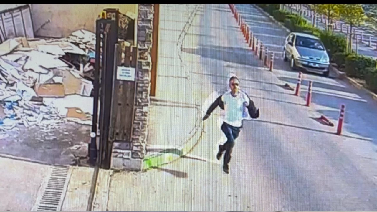 E�ini ikna etmek i�in arkada��na kapka� yapt�rtt�