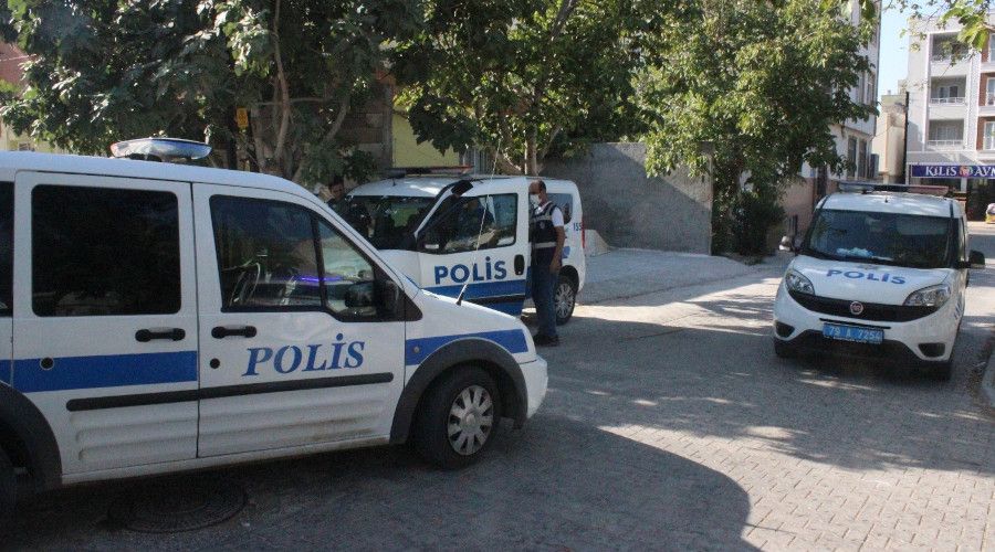 Eşini vurdu, aynı silahla intihar etti