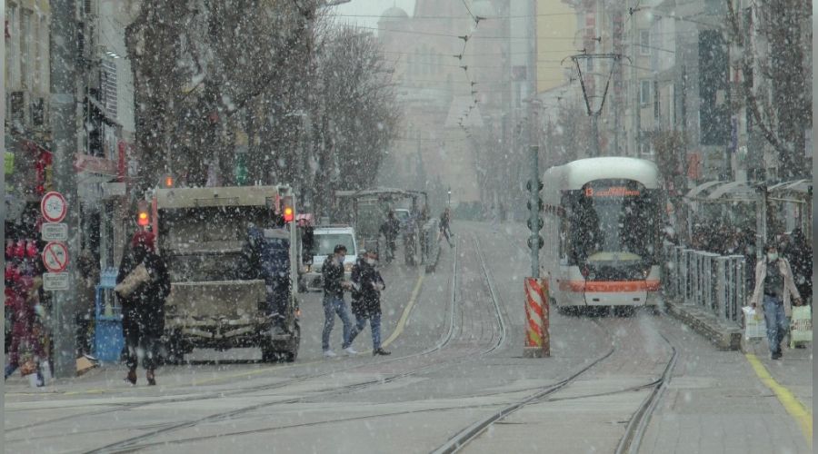 Eskiehir'de lapa lapa kar var