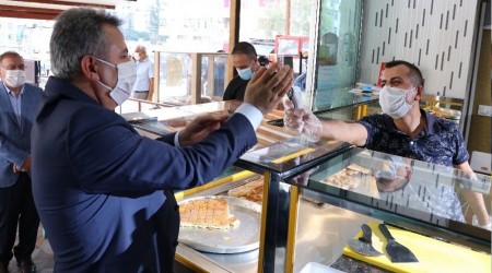 Esnaf, denetime gelen valinin ateşini ölçtü