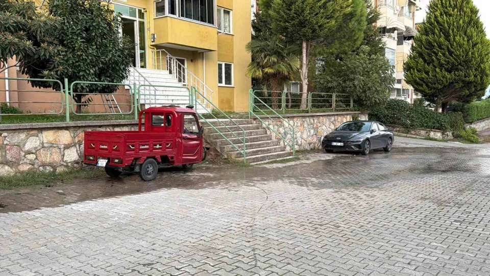 Evinin son e�yalar�n� almak i�in geldi, kom�usu taraf�ndan �ld�r�ld�