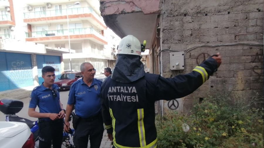 Evlerden atılan çöp ve izmaritler yangın çıkarıyor