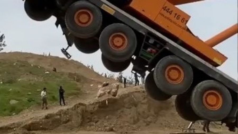 Fabrika inşaatında vinç şaha kalktı