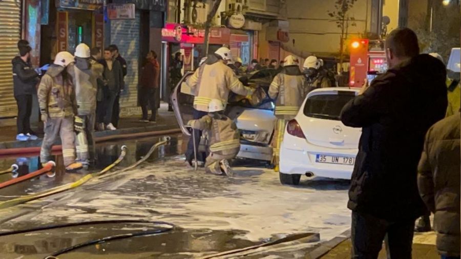 Fatih'te 5 araç alev alev yandı