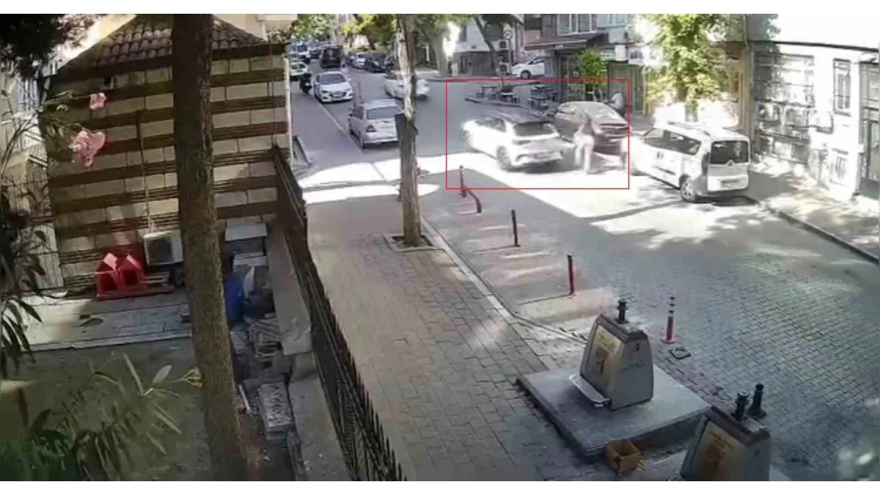 Fatih'te yolda yürüyen genç kadına sözlü tacizde bulunan ve aracıyla ayağını ezen sürücü gözaltına alındı