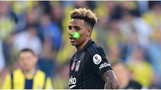 Fenerbahe-Beikta derbisinde futbolcuya lazer tutan taraftara spordan men cezas