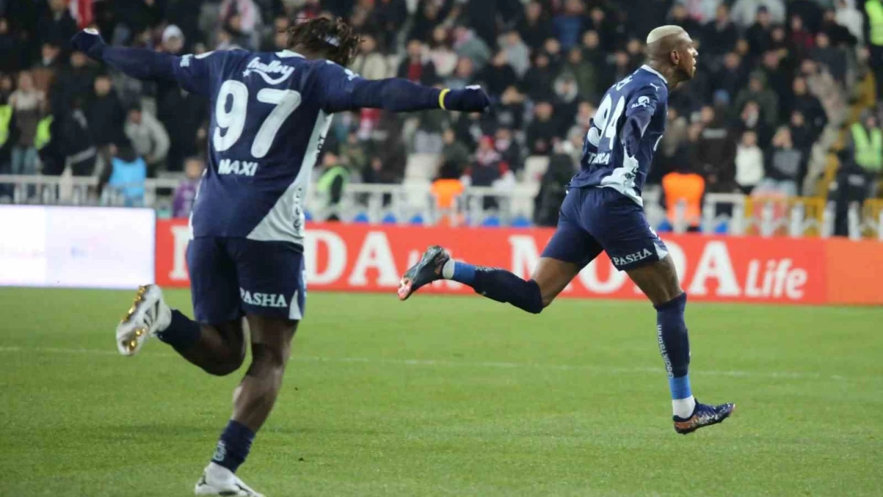 Fenerbah�e Sivasspor'u 3 golle ge�ti