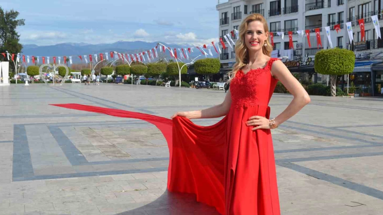 Fethiye'de 100 metre uzunluğundaki gelinlik tanıtıldı