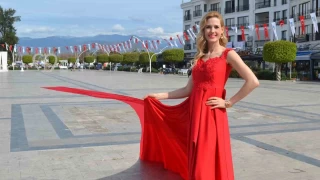 Fethiye'de 100 metre uzunluğundaki gelinlik tanıtıldı