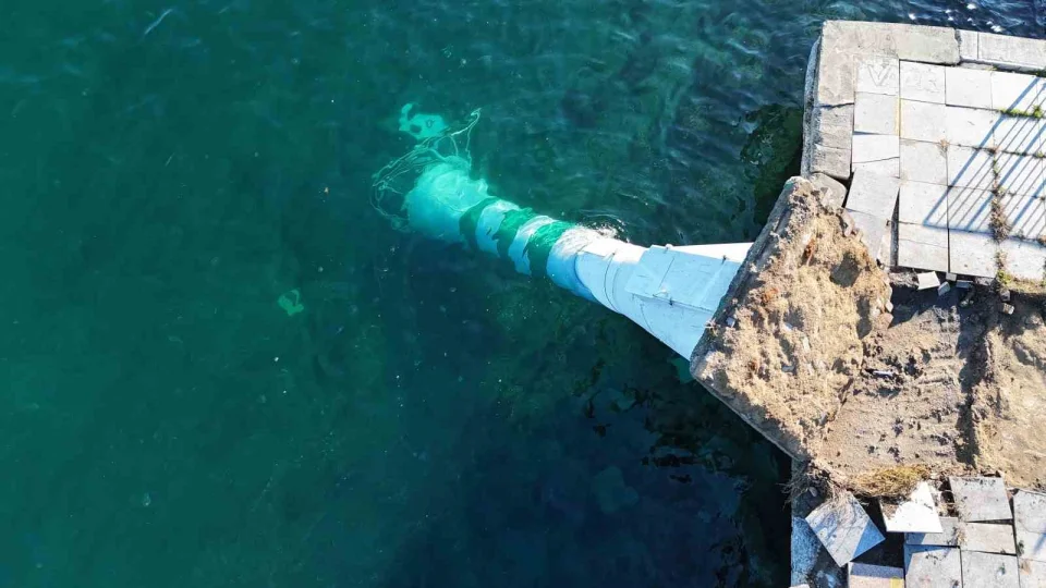 F�rt�nan�n etkisiyle devrilen deniz feneri havadan g�r�nt�lendi