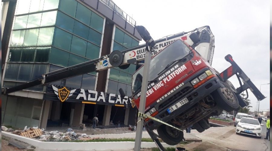 Florya'da dev vinç devrildi