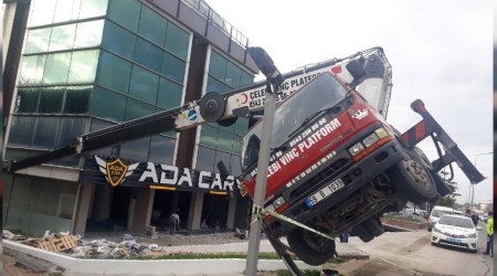 Florya'da dev vinç devrildi