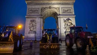 Frans�z �ift�iler AB-Mercosur anla�mas�n� protesto etmek �zere trakt�rleriyle Paris'e girdi