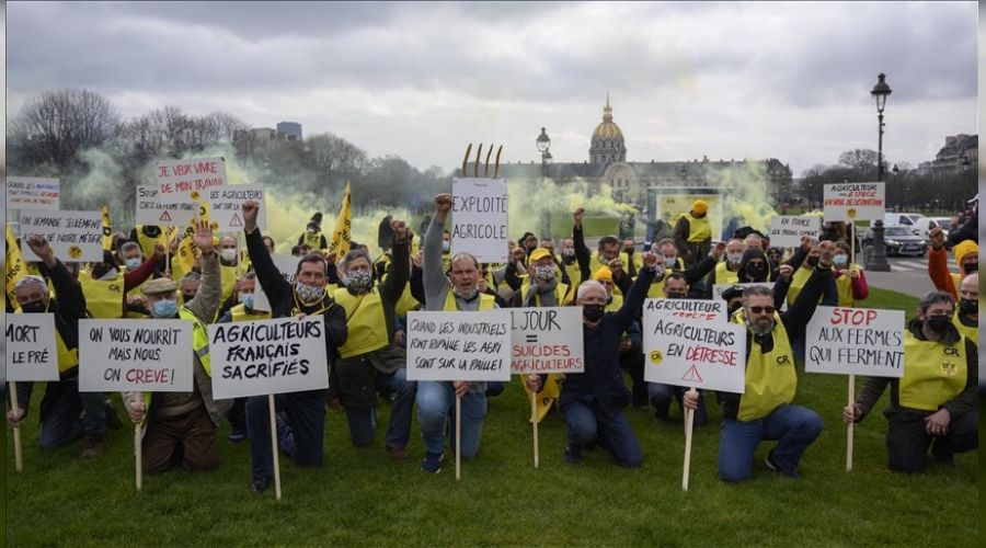 Fransız çiftçiler Paris'te gösteri düzenledi
