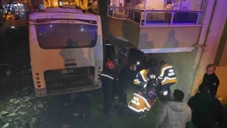 Freni boşalan midibüs apartman boşluğuna düştü