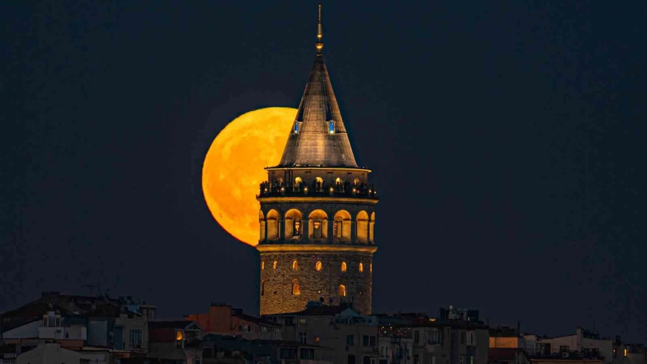 Galata Kulesi ve dolunay