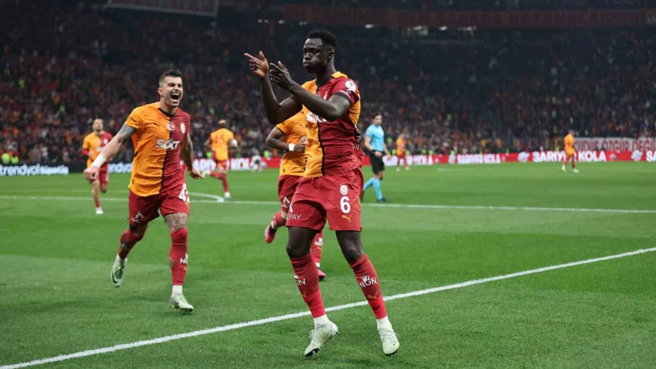 Galatasaray evindeki yenilmezli�ini 15'e ��kard�