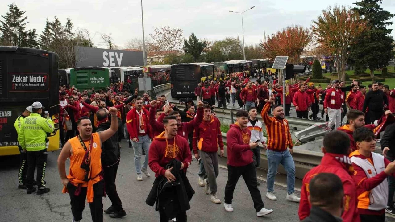 Galatasaray taraftarları derbi için stada geldi