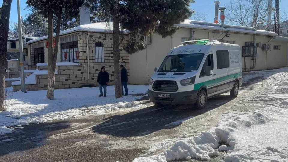 Gaziantep'te bir gen� tart��t��� kom�usu taraf�ndan vuruldu