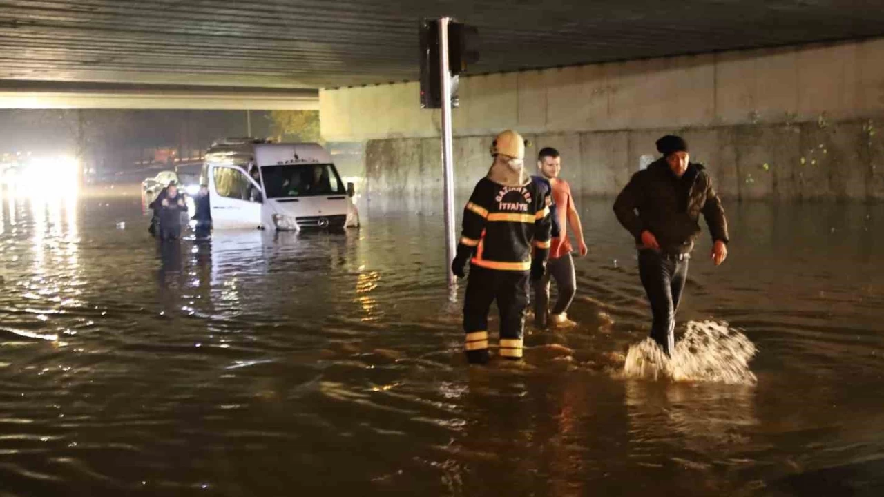 Gaziantep'te ya��� nedeniyle k�pr�l� kav�akta 5 ara� sular alt�nda kald�