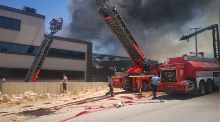 Gaziantep'teki fabrika yangınına müdahale ediliyor