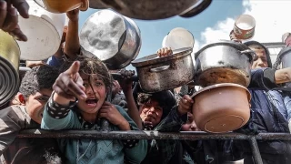 Gazze’de hem bombalar, hem de açlık öldürüyor