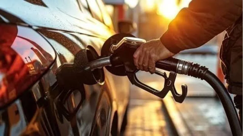  Ge�ti�imiz hafta benzin fiyatlar�na uygulanan zamm�n ard�ndan yar�ndan itibaren ge�erli olacak �ekilde motorin fiyatlar�nda art�� ger�ekle�mesi bekleniyor