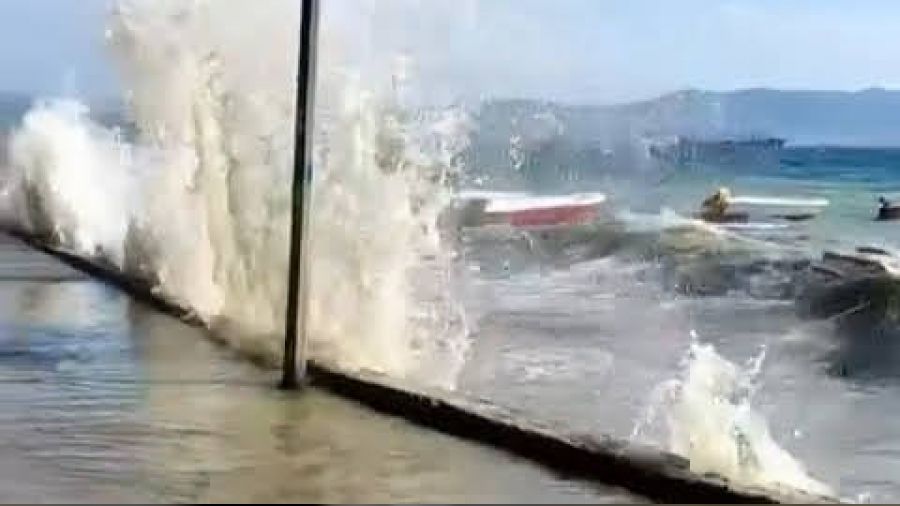 Gemlik'te dalgalar sahil yoluna ta�t�