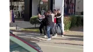 Genler arasndaki tekme ve yumruklu kavga