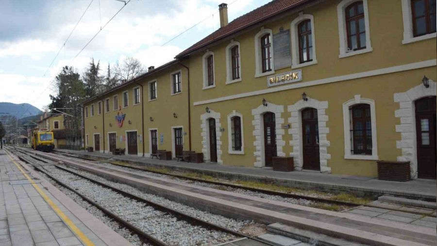 Gençler fotoğraf çektirmek isterken elektrik akımına kapıldılar