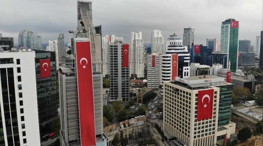 Gökdelenlere dev Türk bayrakları asıldı