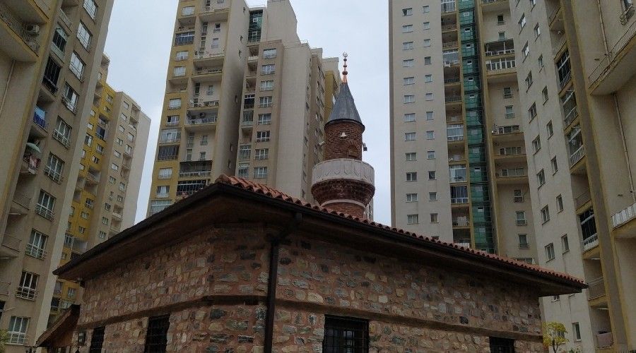 G�kdelenlerin g�lgesinde 700 y�ll�k en k���k cami